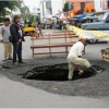 Tampak lubang berdiameter 1 meter di jalan Siliwangi sedang diperbaiki.